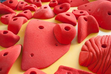 Tırmanma duvarı, yapay tırmanma elementlerinin çok renkli elementleri. Kaya kancalarının dokusu ve renkleri değişkendir..