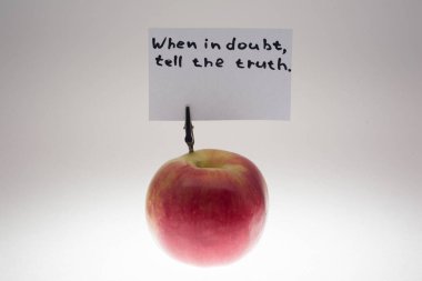 Notlu elma, özdeyişler, beyaz arkaplan