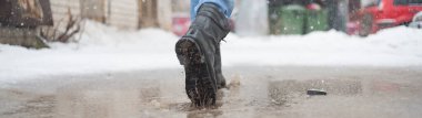 Şehirdeki su birikintilerinde asker botları, siyah dantelli botlar ve ıslak hava, şehirde yürüyüş ayakkabıları, yağmur, kar ve dolu, güvenilir ayakkabılarla gitmek daha iyidir..