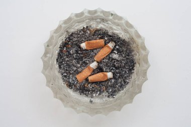 Sigara izmaritlerinden yapılmış bir harf yazı tipi