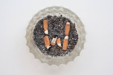 Sigara izmaritlerinden yapılmış bir harf yazı tipi