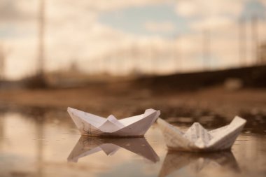 Bir not defterinden bir tekne dalgalarda yüzüyor.