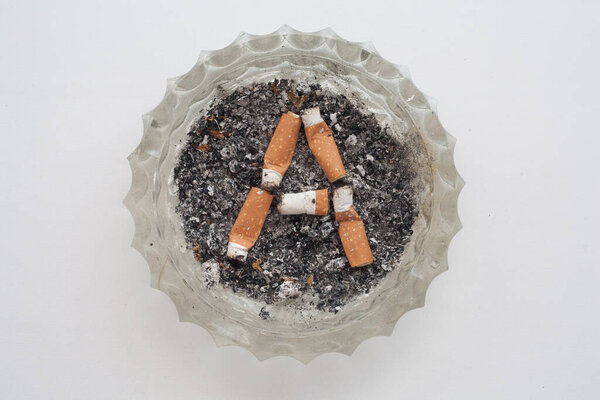 шрифт из букв, сделанных из окурков