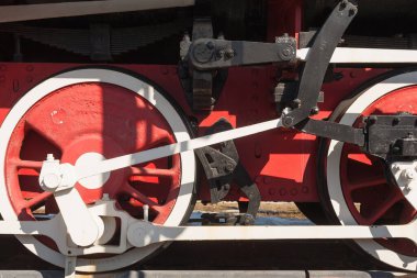 Açık hava müzesinde buharlı lokomotif. Mega tekniği buhar lokomotifi, sonsuz bir kaidede eski zamanların devi.