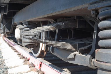 Açık hava müzesinde buharlı lokomotif. Mega tekniği buhar lokomotifi, sonsuz bir kaidede eski zamanların devi.