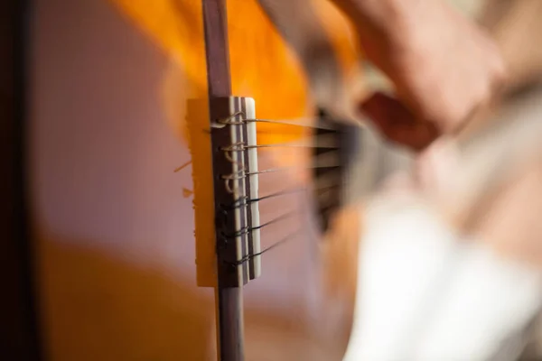 Güneşli Bir Günde Evde Gitar Çalmak — Stok fotoğraf