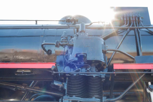 蒸汽机车复古运输 太阳的光芒来自钢铁巨人 — 图库照片