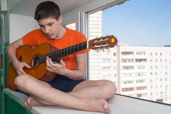 Jongen Gitarist Speelt Zittend Het Raam — Stockfoto