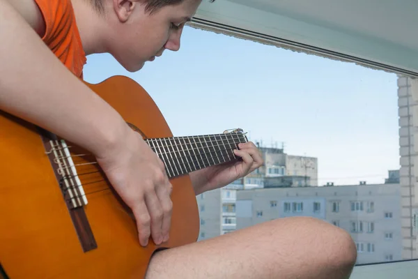 Хлопчик Гітарист Грає Сидячи Вікні — стокове фото