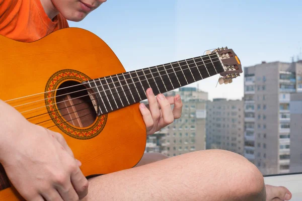 Jongen Gitarist Speelt Zittend Het Raam — Stockfoto