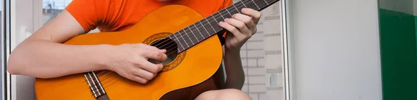 Хлопчик Гітарист Грає Сидячи Вікні — стокове фото