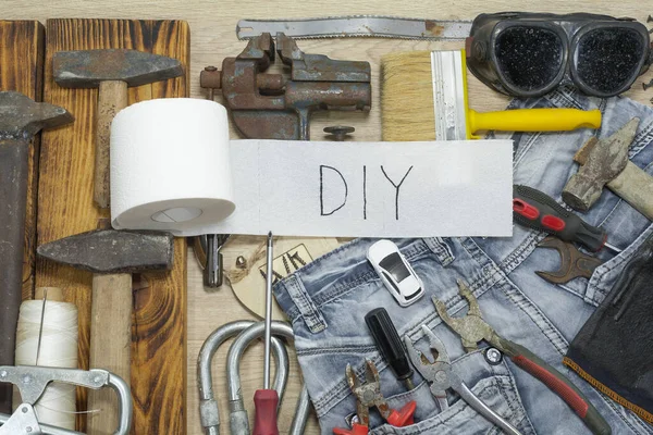 Strumenti Sul Tavolo Carta Igienica Cacciavite Martello Jeans — Foto Stock