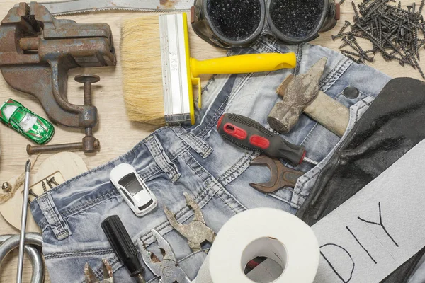 Strumenti Sul Tavolo Carta Igienica Cacciavite Martello Jeans — Foto Stock