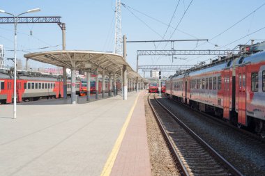 Nizhny Novgorod, Nizhny Novgorod bölgesi, Rusya, 15 Nisan 2021, Nizhny Novgorod Tren İstasyonu, tren platformu, banliyö treni,