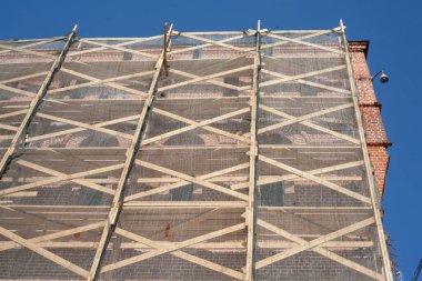 Eski kırmızı tuğla duvarın onarımı ve restorasyonu