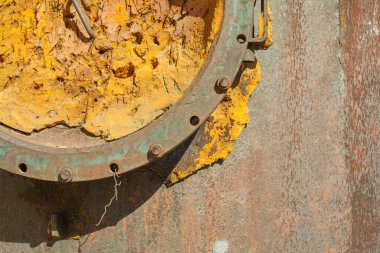 Cıvatalı yuvarlak metal kaplama. Ağır kapak, paslı ve poliüretan dolgu maddesi izleri var..