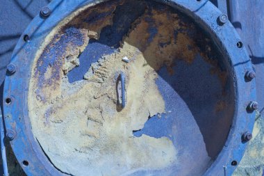 Cıvatalı yuvarlak metal kaplama. Ağır kapak, paslı ve poliüretan dolgu maddesi izleri var..