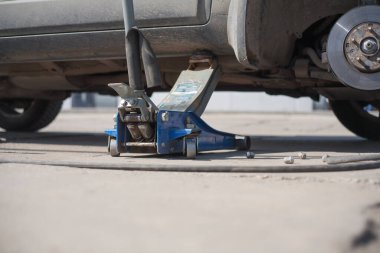 Araba tekerleği değiştirilmiş.