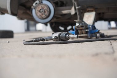 Tekerlekleri pnömatik bir aletle değiştirmek