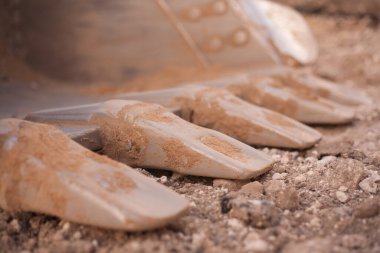 Mars 'taki ağır makineler için çelik dişler. Kazıcı 'nın çelik dişleri, Ağır makinelerin metal dişleri, Buldozer' in çelik dişleri.