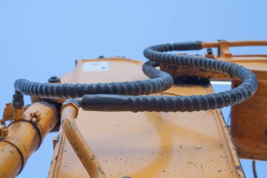 Güçlü buhar lokomotiflerinin demir tekerlekleri, buharlı lokomotiflerin kırmızı demir tekerlekleri, buharlı lokomotifin çelik tekerlekleri, metal devlerin çelik gücü, vahşi siyah buhar lokomotifi, çelik at, buhar çekişi..