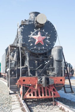 Güçlü buhar lokomotiflerinin demir tekerlekleri, buharlı lokomotiflerin kırmızı demir tekerlekleri, buharlı lokomotifin çelik tekerlekleri, metal devlerin çelik gücü, vahşi siyah buhar lokomotifi, çelik at, buhar çekişi..