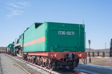 Güçlü buhar lokomotiflerinin demir tekerlekleri, buharlı lokomotiflerin kırmızı demir tekerlekleri, buharlı lokomotifin çelik tekerlekleri, metal devlerin çelik gücü, vahşi siyah buhar lokomotifi, çelik at, buhar çekişi..