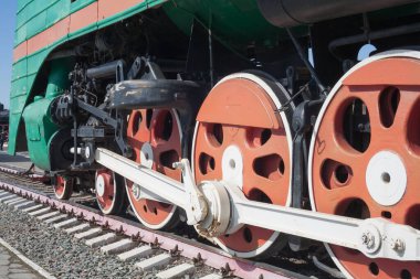 Güçlü buhar lokomotiflerinin demir tekerlekleri, buharlı lokomotiflerin kırmızı demir tekerlekleri, buharlı lokomotifin çelik tekerlekleri, metal devlerin çelik gücü, vahşi siyah buhar lokomotifi, çelik at, buhar çekişi..