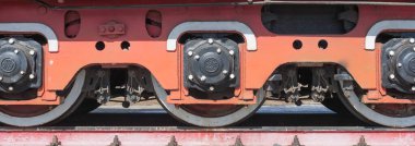 Güçlü buhar lokomotiflerinin demir tekerlekleri, buharlı lokomotiflerin kırmızı demir tekerlekleri, buharlı lokomotifin çelik tekerlekleri, metal devlerin çelik gücü, vahşi siyah buhar lokomotifi, çelik at, buhar çekişi..