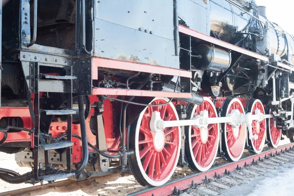 大型蒸汽机车的铁轮 蒸汽机车的红铁轮 蒸汽机车的钢轮 金属巨人的钢铁动力 野蛮的黑色蒸汽机车 蒸汽牵引 — 图库照片
