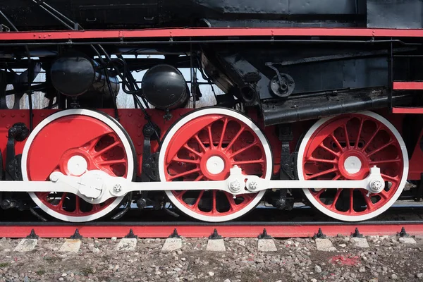 大型蒸汽机车的铁轮 蒸汽机车的红铁轮 蒸汽机车的钢轮 金属巨人的钢铁动力 野蛮的黑色蒸汽机车 蒸汽牵引 — 图库照片