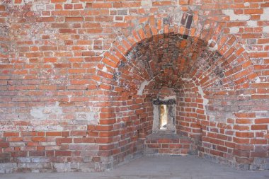 Eski kırmızı tuğladan kale onarım çalışmaları yapıyor..