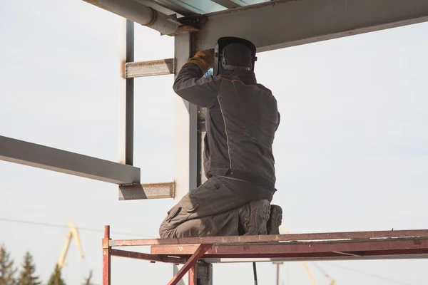 Electric welder, electric welding on the construction site, semi-automatic electric welding on the installation of metal structures