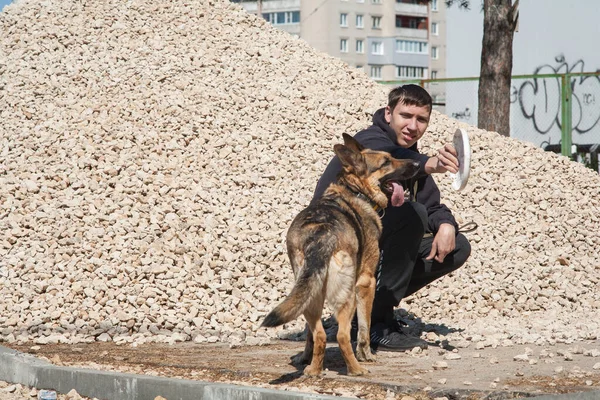 Hund Leker Med Ung Man Tysk Herde Poserar Solig Dag — Stockfoto