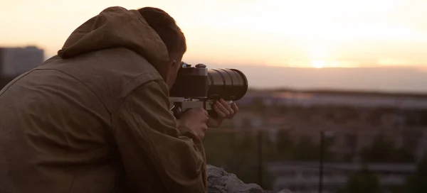 Fotograf Zachód Słońca Zachód Słońca Dachu Młody Fotograf Dachu Kręci — Zdjęcie stockowe