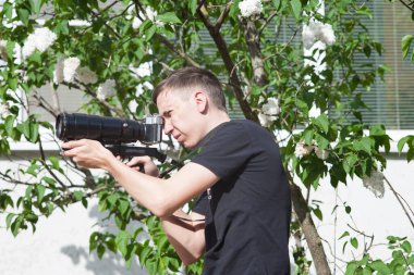 Fotoğraf tabancası, fotoğrafçı fotoğraf çekimi, fotoğrafçı retro kamerayla çekim yapıyor.