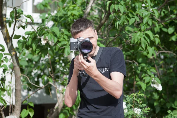 Fotogeweer Fotograaf Voert Een Fotoshoot Uit Fotograaf Maakt Foto Een — Stockfoto