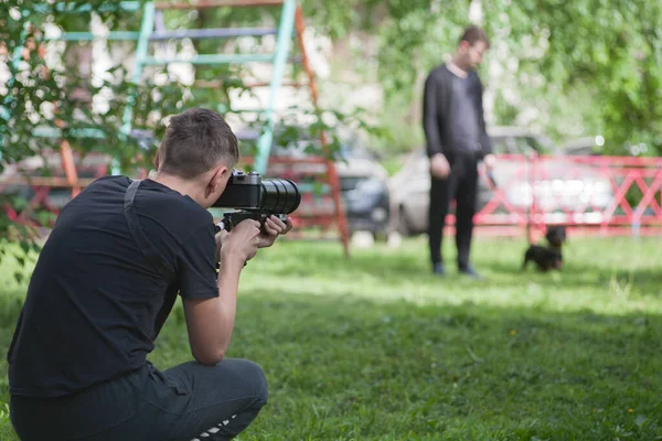 Фотооружие Фотопистолет Фоторужьё Вид Спереди Сзади Фотограф Снимает Ретро Камеру — стоковое фото