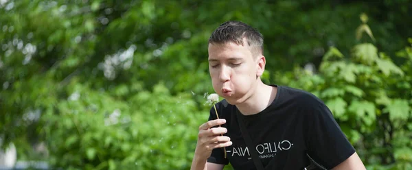 Mniszek Lekarski Fotograf Kamerą Retro Tle Zielonych Drzew — Zdjęcie stockowe