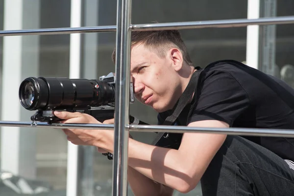 Fotograaf Aan Het Werk Fotograaf Bekijkt Beelden Fotograaf Kijkt Van — Stockfoto