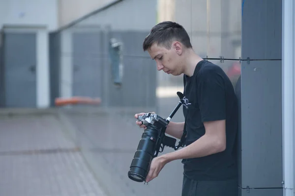 Fotograf Sprawdza Nagrania Fotograf Patrzy Boku — Zdjęcie stockowe