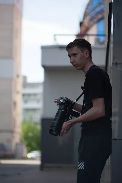 Fotografen Kollar Filmen Fotografen Tittar Från Sidan — Stockfoto