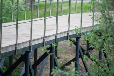 Gelecekçi park yolu, park yolu, orman yolu, parktaki parmaklıklı yürüyüş yolları.