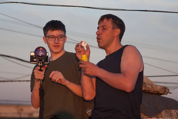 Père Fils Amusent Sur Toit Grand Immeuble Soleil Couchant Homme — Photo