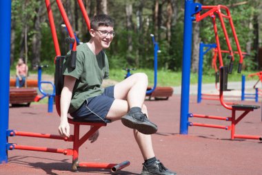 Parkta gezen genç adam, temiz hava ve spor.