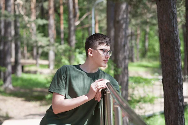 Jeune Gars Sur Une Promenade Dans Parc Air Frais Les — Photo