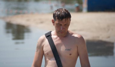 Sıcak bir yaz gününde sahilde bir adam