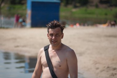 Sıcak bir yaz gününde sahilde bir adam