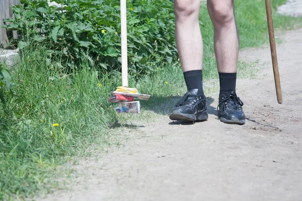 Fiatalok Szemetet Gyűjtenek Városi Parton Takarítani Tavon Forró Nyáron Takarítás — Stock Fotó