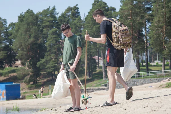 Fiatalok Szemetet Gyűjtenek Városi Parton Takarítani Tavon Forró Nyáron Takarítás — Stock Fotó